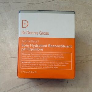 Dr Dennis Gross Alpha Beta Moisturizer - Orange and White